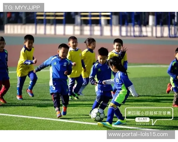 拿玻里与佩鲁的激烈对决揭示足球战术的魅力与团队精神